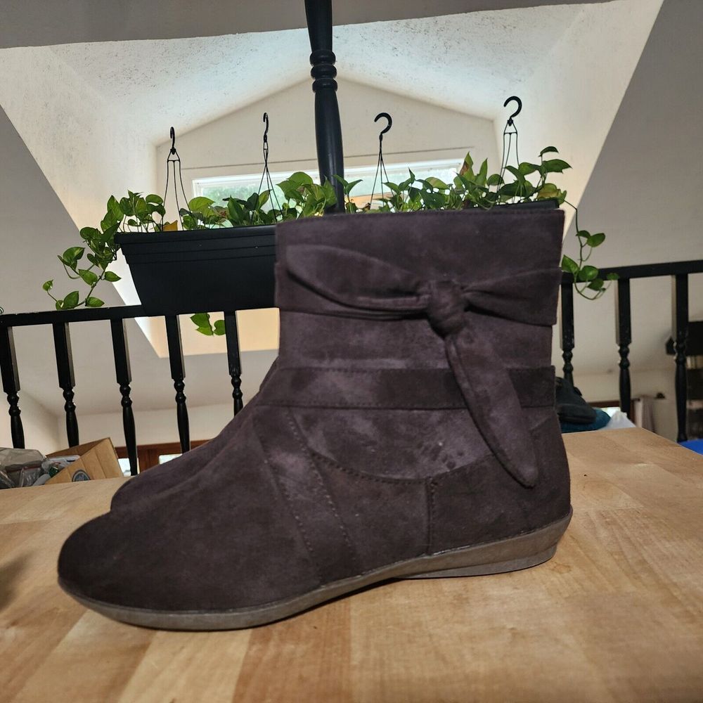 NWOT COMFORT VIEW WOMEN'S BOOTS, SIZE 8 1/2 Wide, Dark Brown Suede Cute Bow